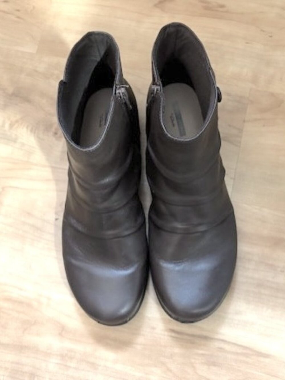 Clarks size 10 Brown Leather Cheyn Ankle Boot with Button Detail